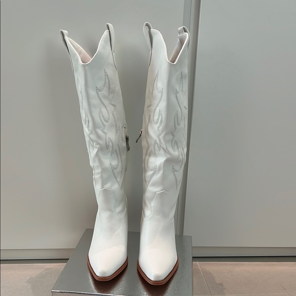 New White Leather Western-Style Women's Boots - Picture 3 of 15